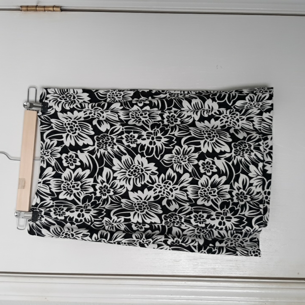Tahari Black & White Floral Design Side Zip Mini Skirt sz 2